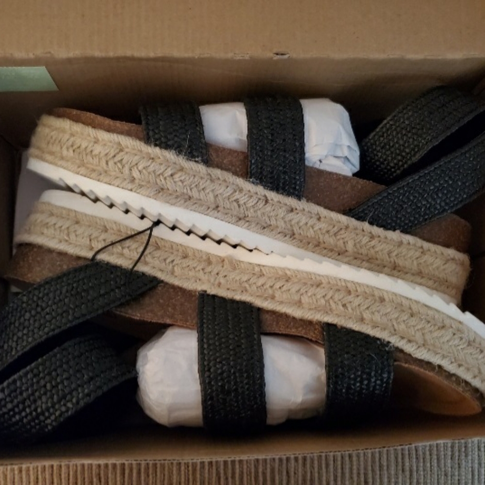POP Sandals - Picture 2 of 3